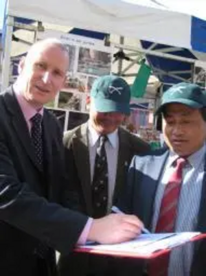 Julian Tisi signs up with the Gurkhas Justice Campaign